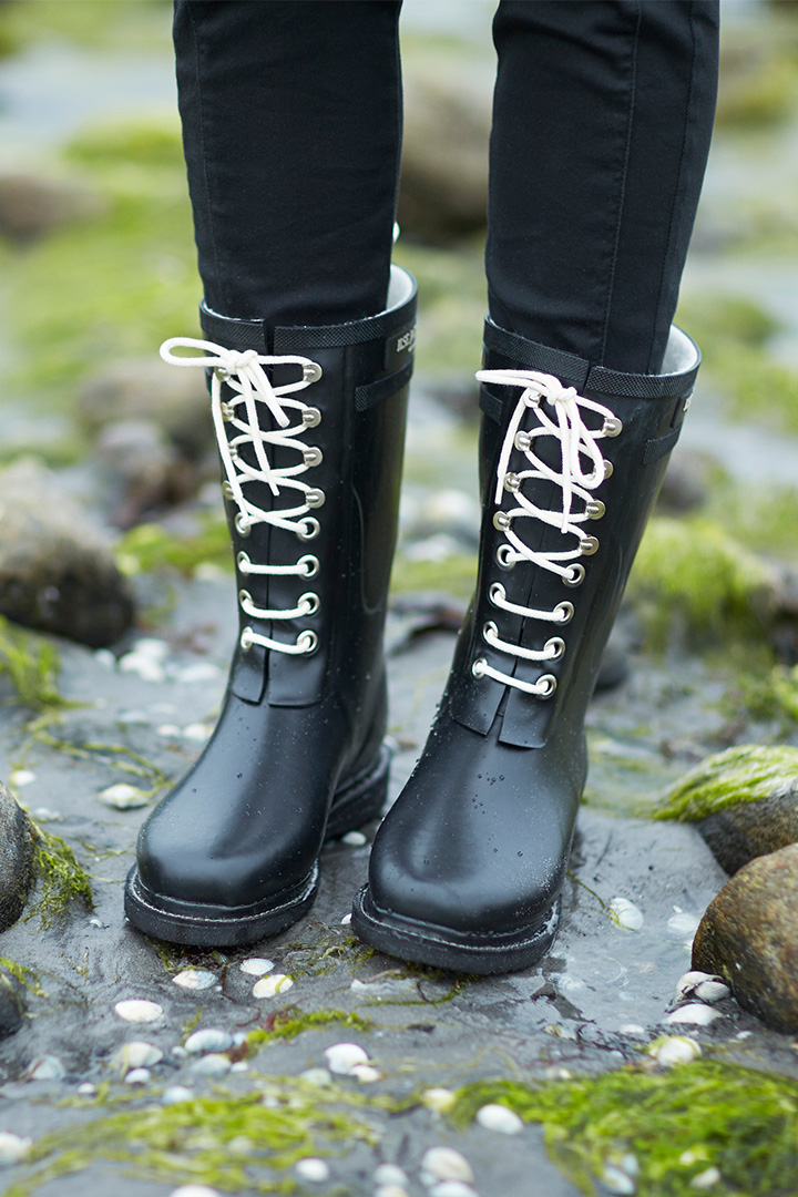 The boots are lined with cotton-fleece.